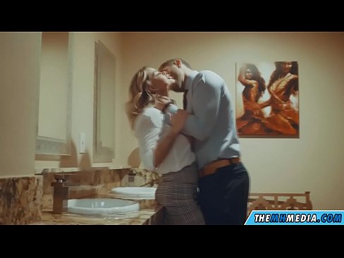 ❤️ Ke hoʻowalewale ʻia ʻoe e kahi blonde busty i kahi lumi hoʻomaha ākea ❤ Fuck video iā mākou haw.xxxshake.ru ❌️❤